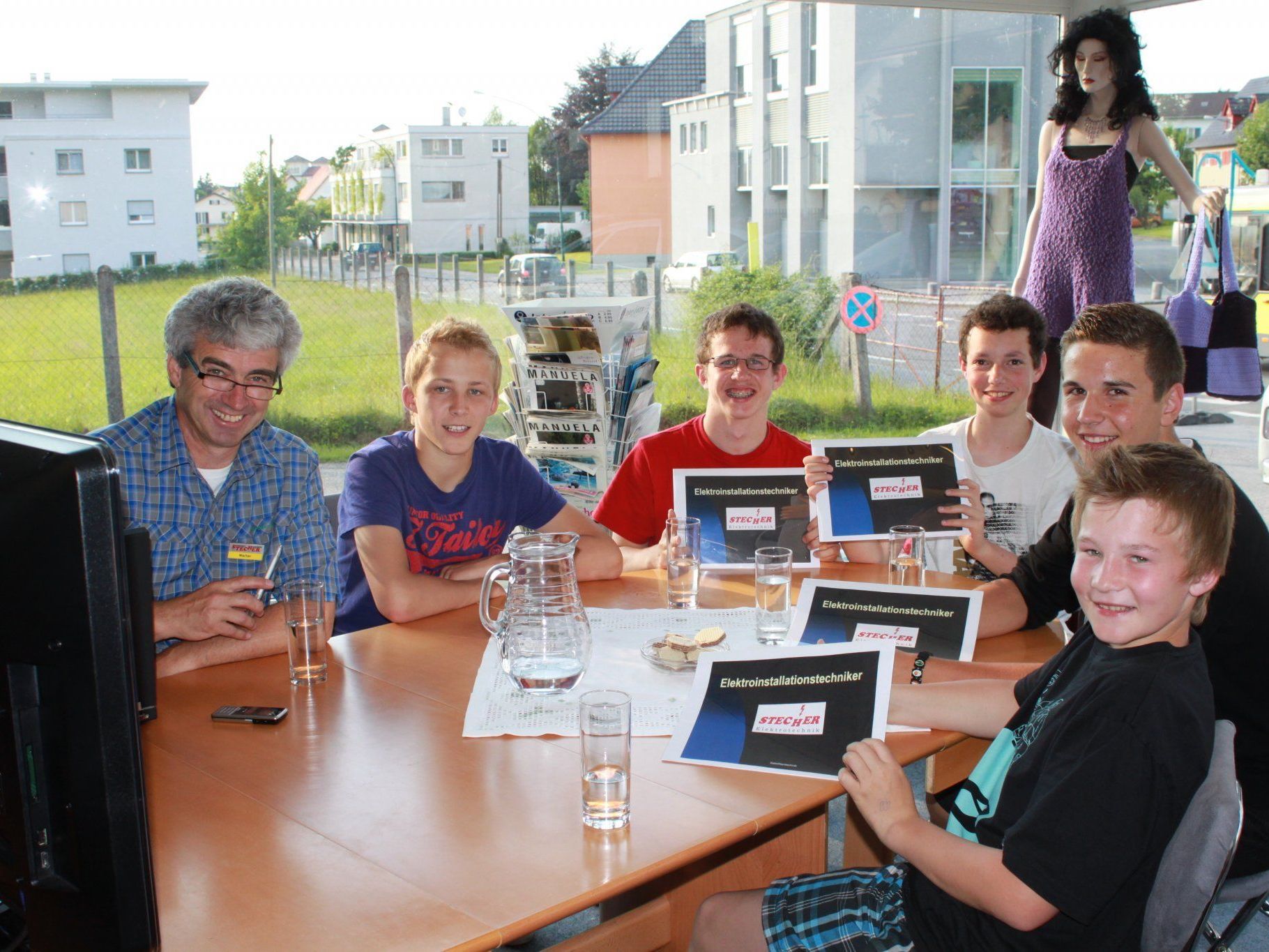 Leiblachtaler Lehrbetriebe öffnen ihre Türen – Ausbildung zum Elektroinstallationstechniker bei der Firma Elektronik Stecher in Lochau. Leiblachtaler Lehrbetriebe öffnen ihre Türen – Ausbildung zum Elektroinstallationstechniker bei der Firma Elektronik Stecher in Lochau.