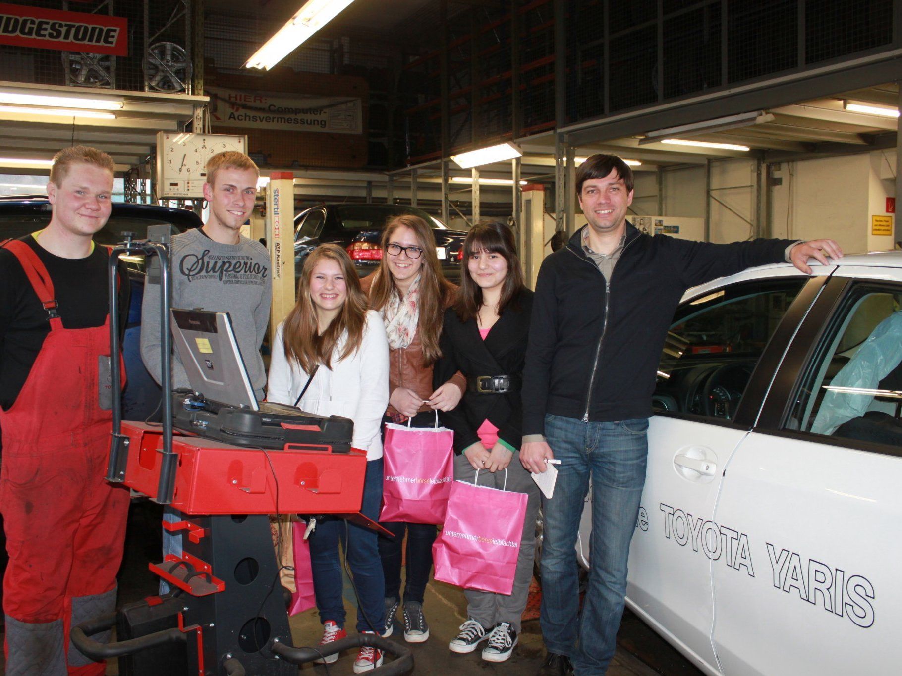 Mädchen zu Besuch in der KFZ-Werkstätte von Toyota Walter in Lochau. Mädchen zu Besuch in der KFZ-Werkstätte von Toyota Walter in Lochau.