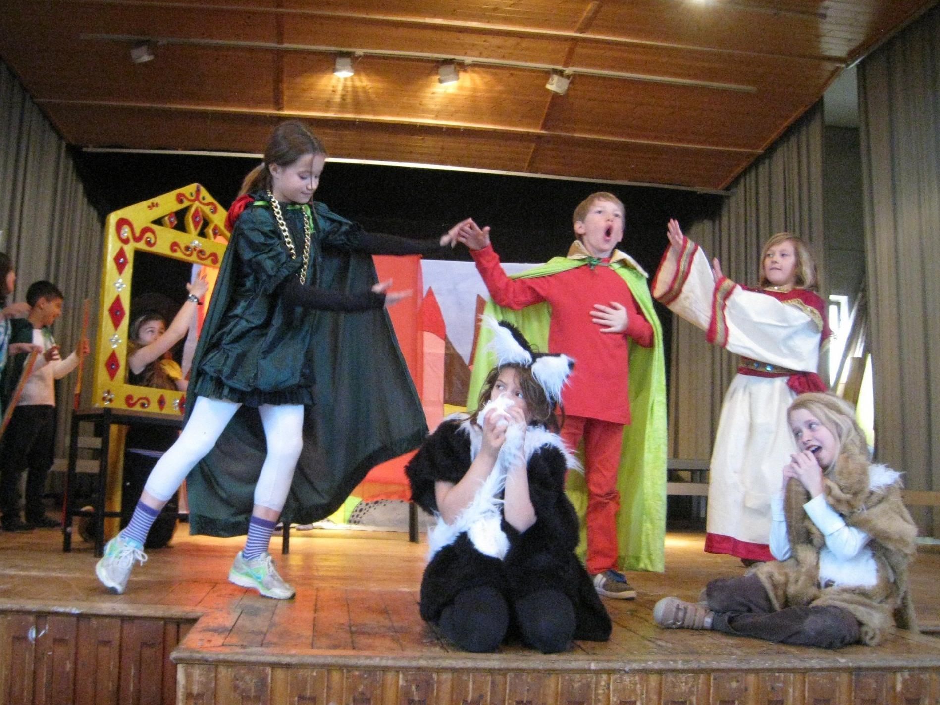„The Emperor´s Cool Clothes“ – die Lochauer Volksschüler laden zu einem englischen Theaterabend.