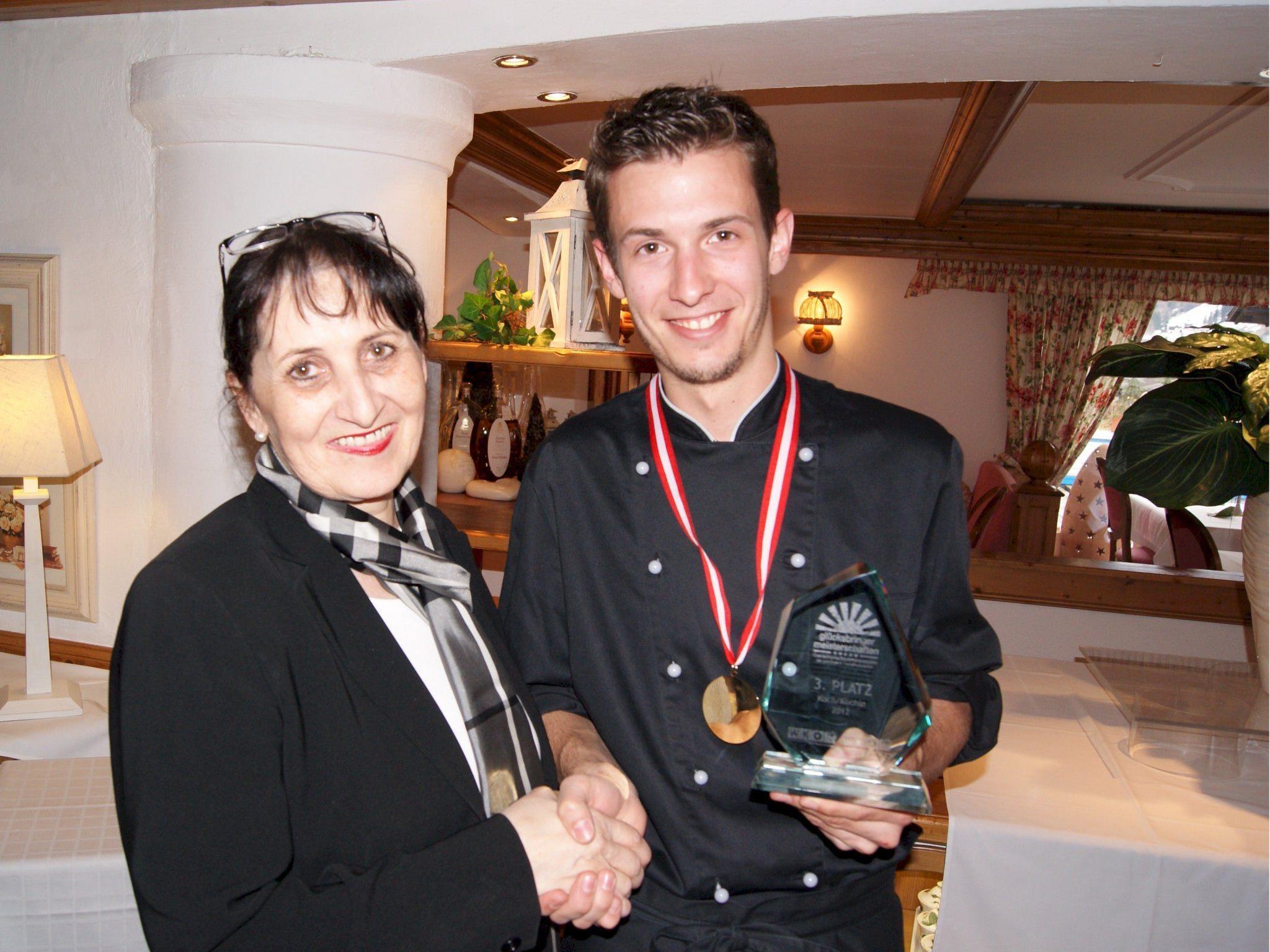 Yvonne Domig gratuliert Markus Netzer zu seinem Erfolg