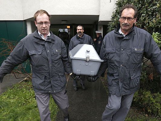 Nach der zweifachen Bluttat in Wien-Donaustadt werden die beiden Leichen abtransportiert Nach der zweifachen Bluttat in Wien-Donaustadt werden die beiden Leichen abtransportiert