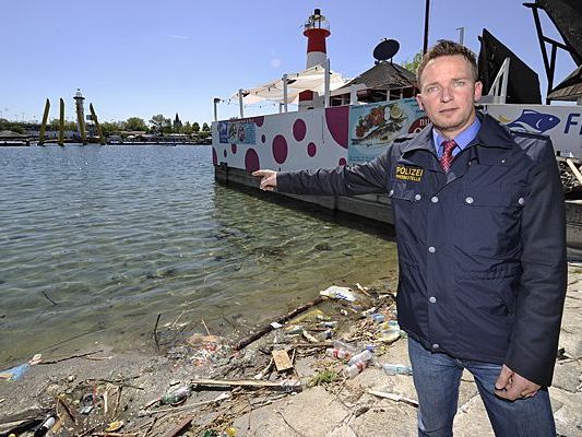 Polizeisprecher Roman Hahslinger zeigt die Stelle an der Neuen Donau, wo Ghanem gefunden wurde Polizeisprecher Roman Hahslinger zeigt die Stelle an der Neuen Donau, wo Ghanem gefunden wurde
