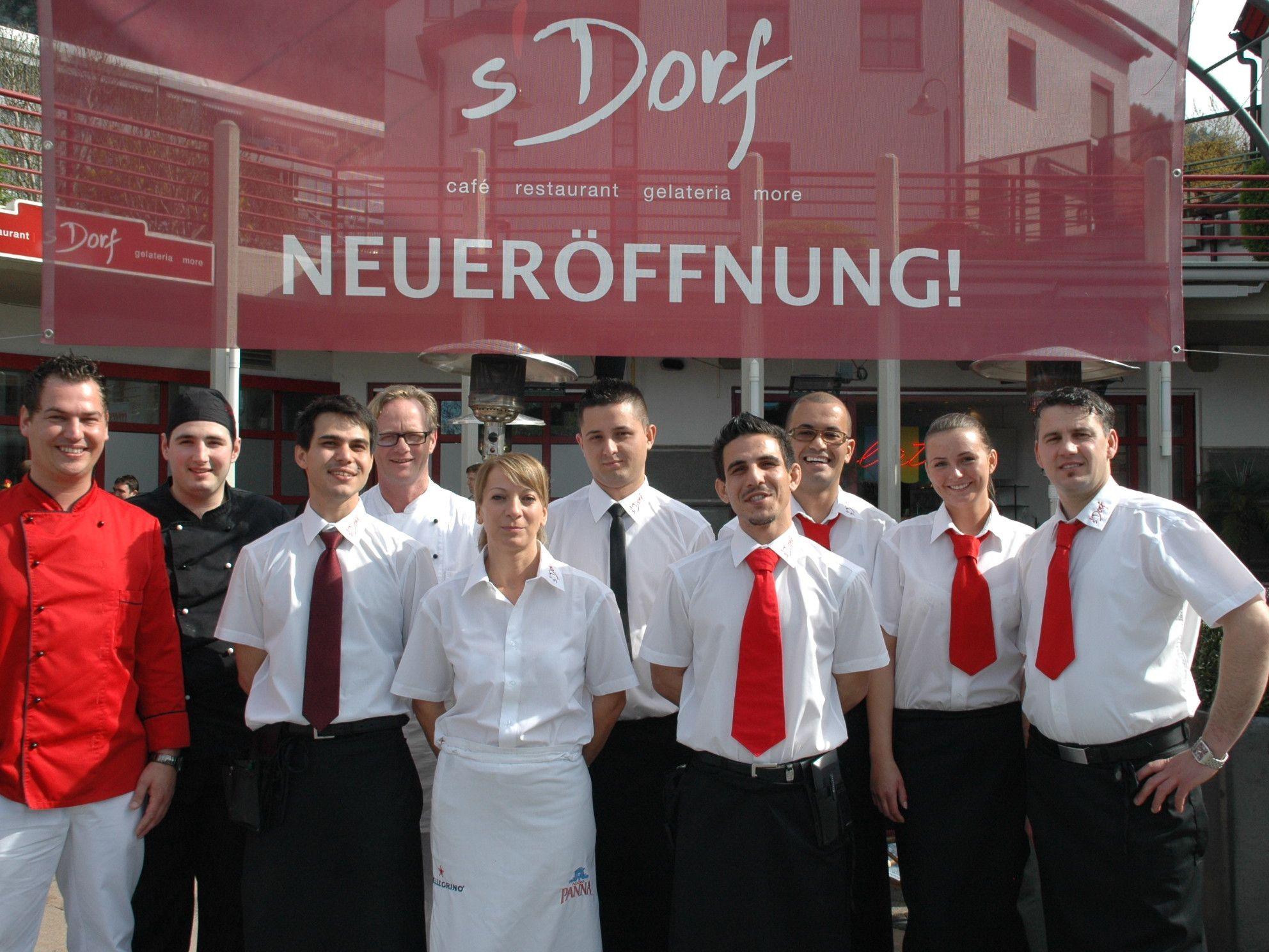 Patrick Raid (ganz links) feierte kürzlich die Neueröffnung des Dorf Cafes im Götzner Zentrum