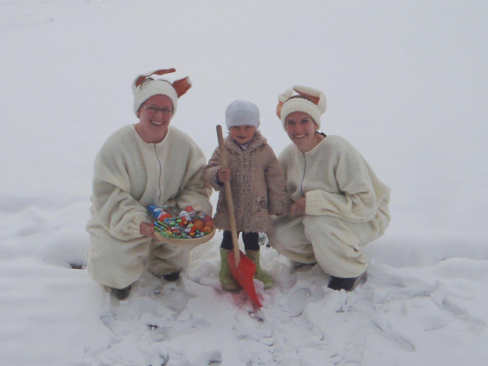 Doppelter Spaß: Neben dem Osterhasen freute sich Emma über den Schnee