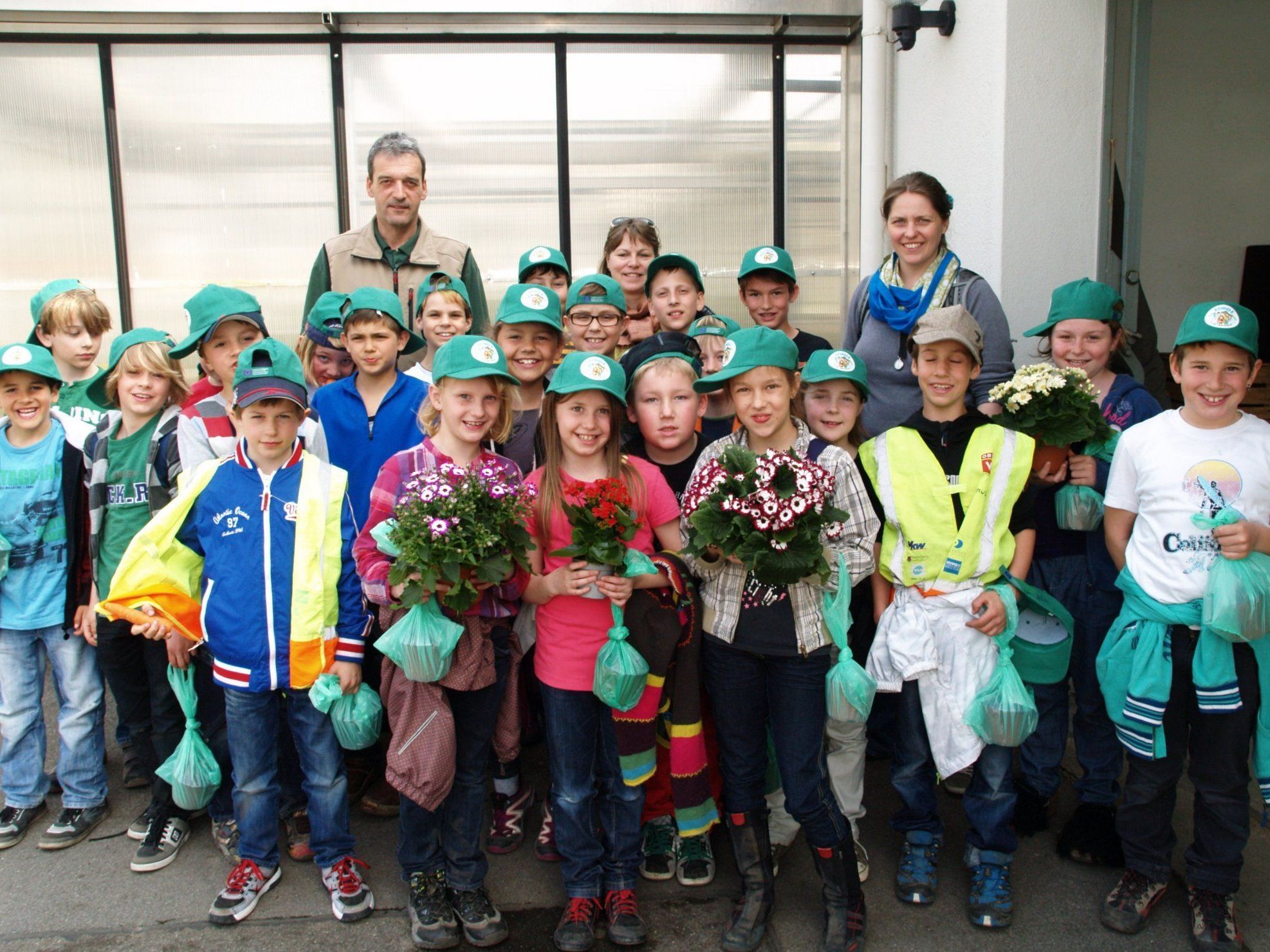 Die Batschunser Schüler besuchten im Rahmen des Unterrichts die Gärtnerei Rauch.