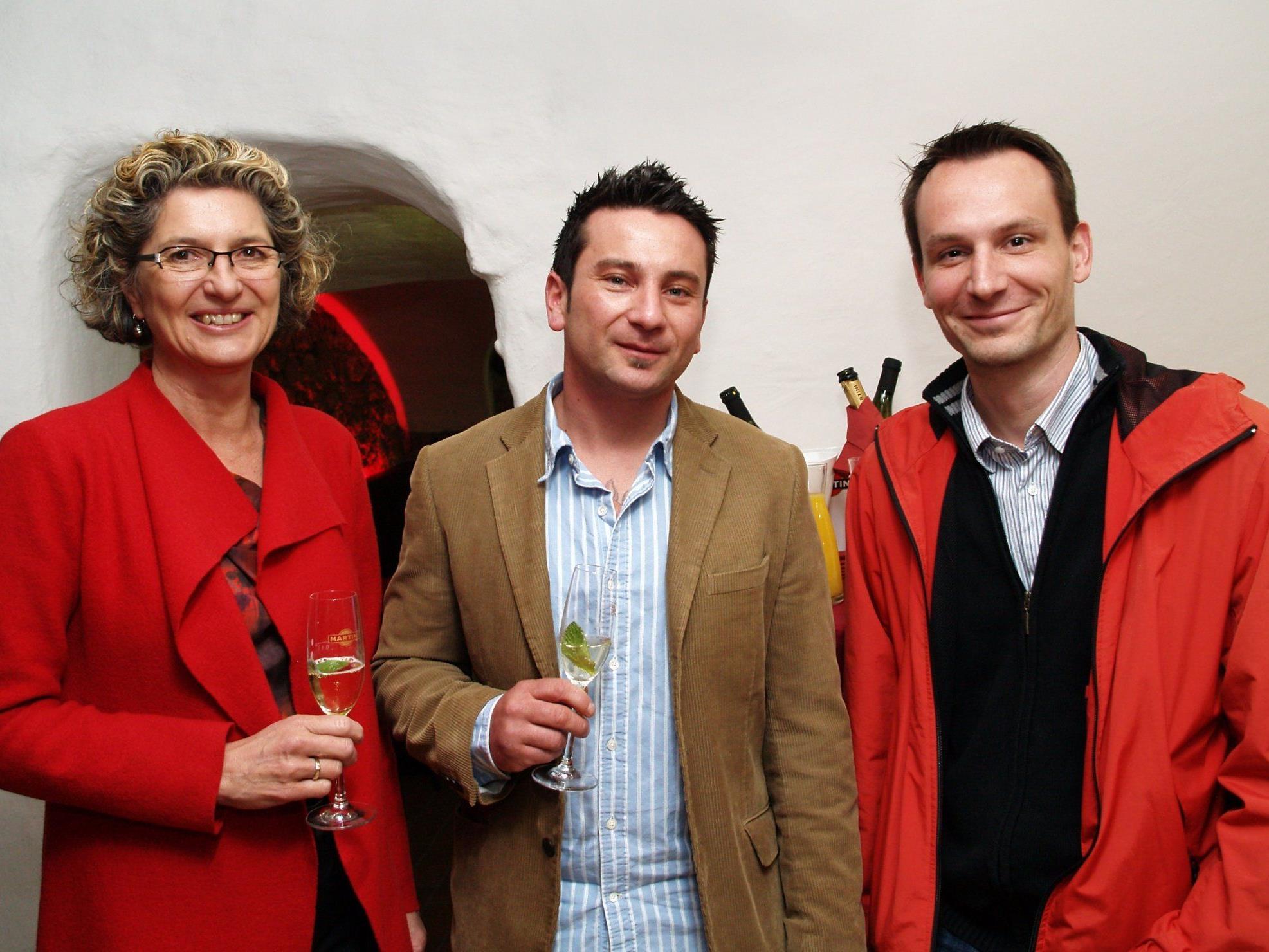Nani Mock mit Vizebürgermeisterin Erilka Burtscher und Hannes Wolf vom Stadtmarketing bei der Eröffnung der "bunt bar".