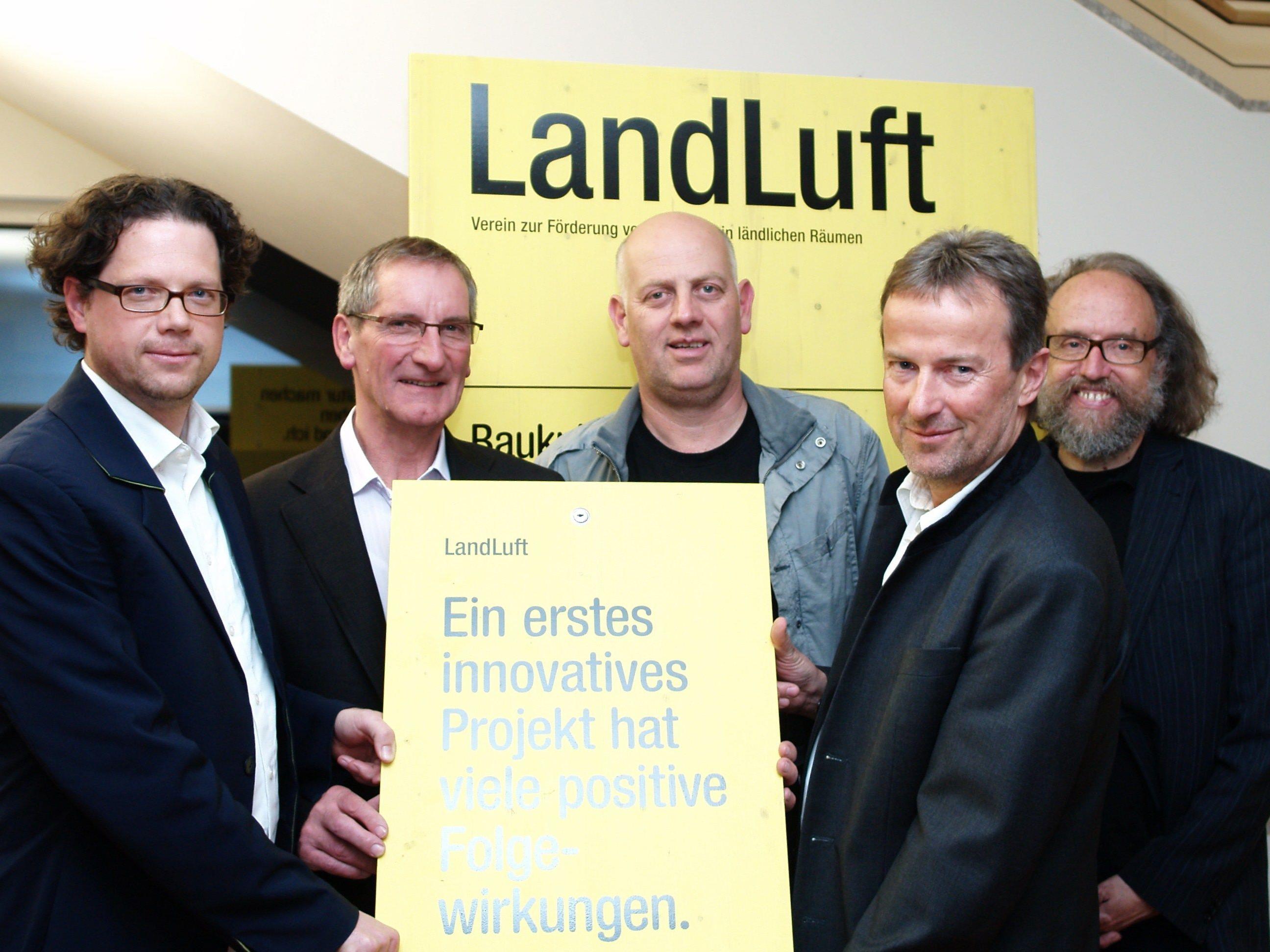 Bürgermeister Josef Mathis mit Roland Gruber, Christoph Chorherr, Georg Moosbrugger und Wilfried Bertsch bei der Eröffnung der Ausstellung.