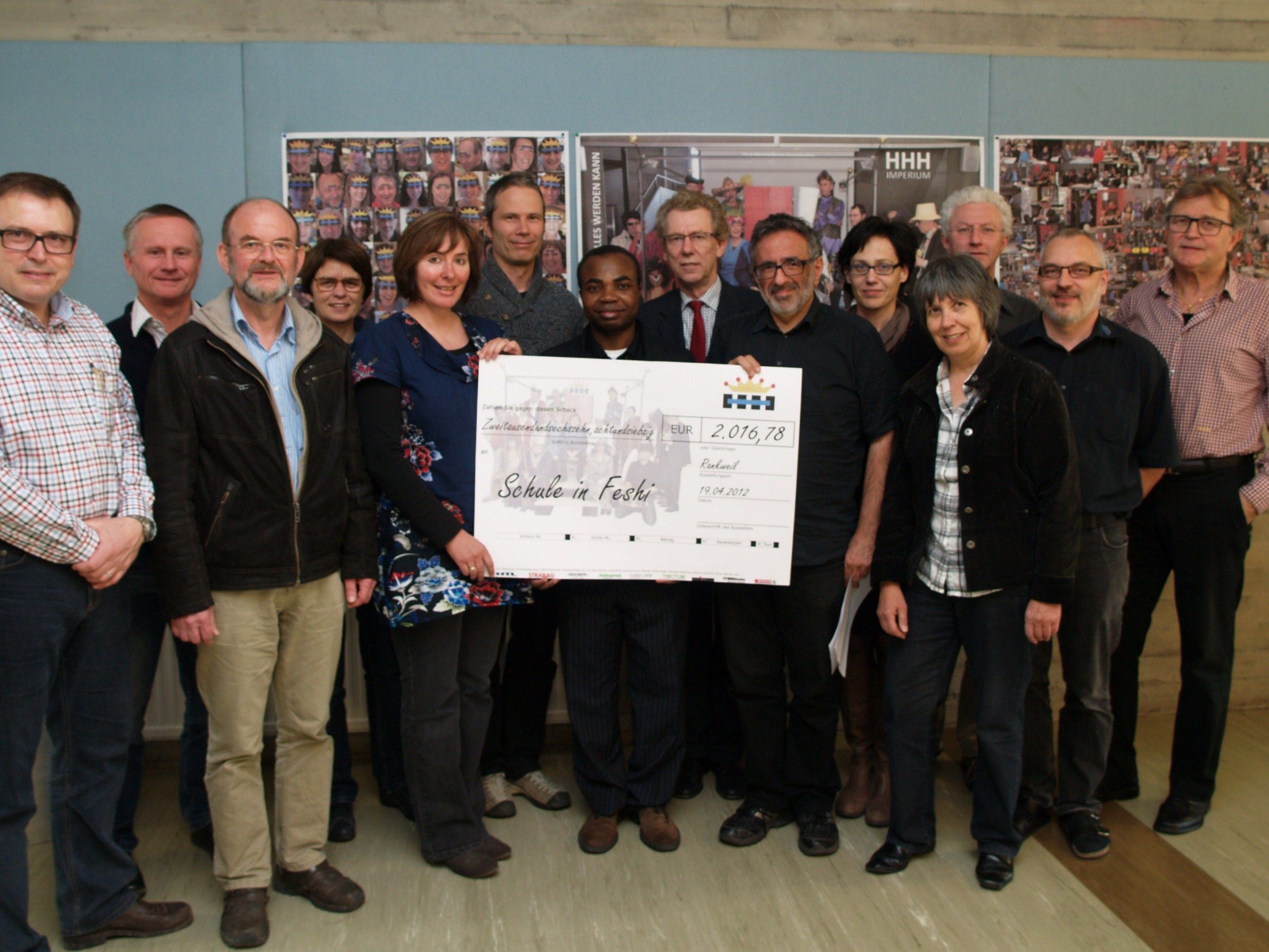 Pfarrer Placide mit den Organisatoren und Mitwirkenden des HHH-Projekts der HTL Rankweil. Pfarrer Placide mit den Organisatoren und Mitwirkenden des HHH-Projekts der HTL Rankweil.