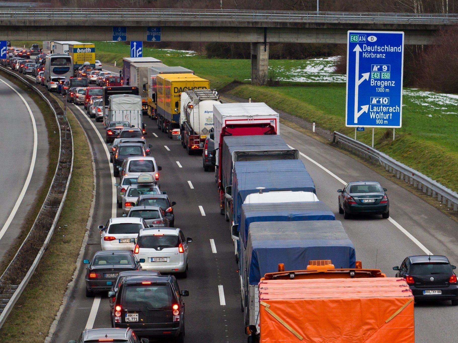 Am Osterwochenende muss wieder mit Stau gerechnet werden. Am Osterwochenende muss wieder mit Stau gerechnet werden.