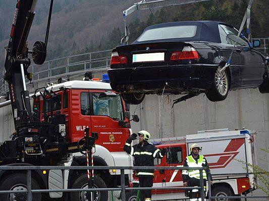 Im Bezirk Wiener Neustadt musste die Feuerwehr einen Pkw aus einem Bachbett bergen