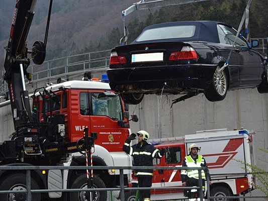 Im Bezirk Wiener Neustadt musste die Feuerwehr einen Pkw aus einem Bachbett bergen Im Bezirk Wiener Neustadt musste die Feuerwehr einen Pkw aus einem Bachbett bergen