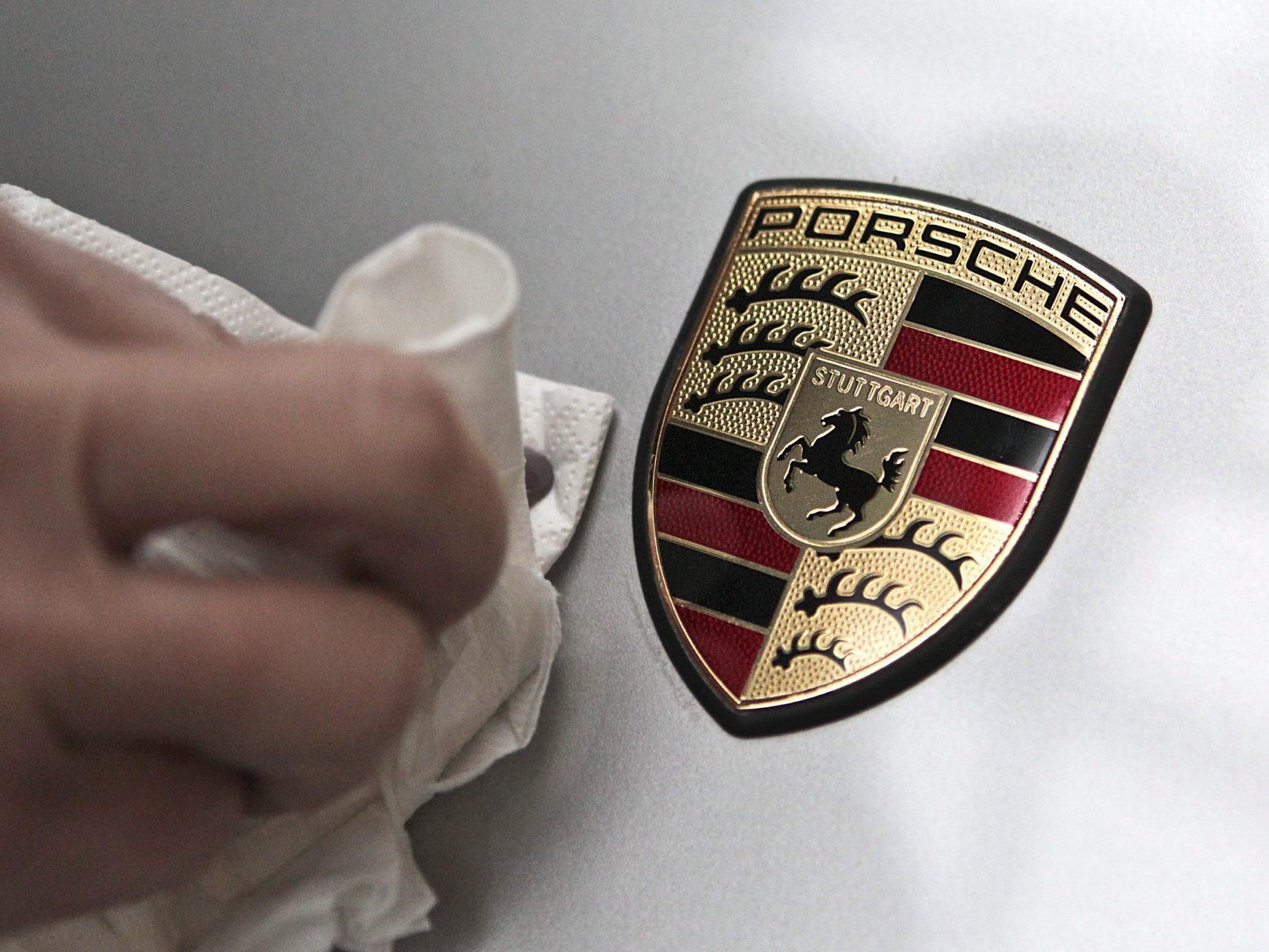 Der Porsche des Schweizers wurde am Heck schwer beschädigt.