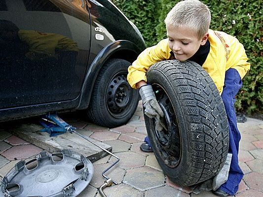 Beim Wechsel auf Sommerreifen sollte man sich helfen lassen