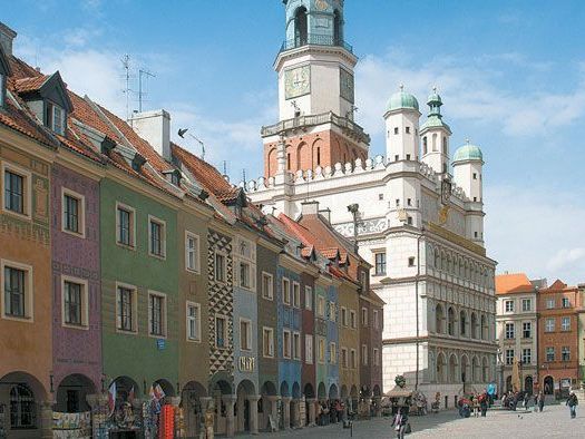 Der Alte Markt in Posen verzaubert mit seinen vielen bunten Häusern die Besucher Der Alte Markt in Posen verzaubert mit seinen vielen bunten Häusern die Besucher