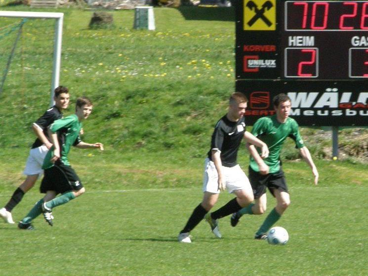 Die Bregenzer U17-Mannschaft (in schwarz) siegte in Alberschwende