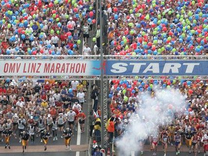 Rund 15.000 laufen beim Linz-Marathon. Rund 15.000 laufen beim Linz-Marathon.