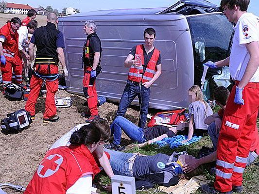 Ein Schulbus hatte im Bezirk Amstetten einen schweren Unfall