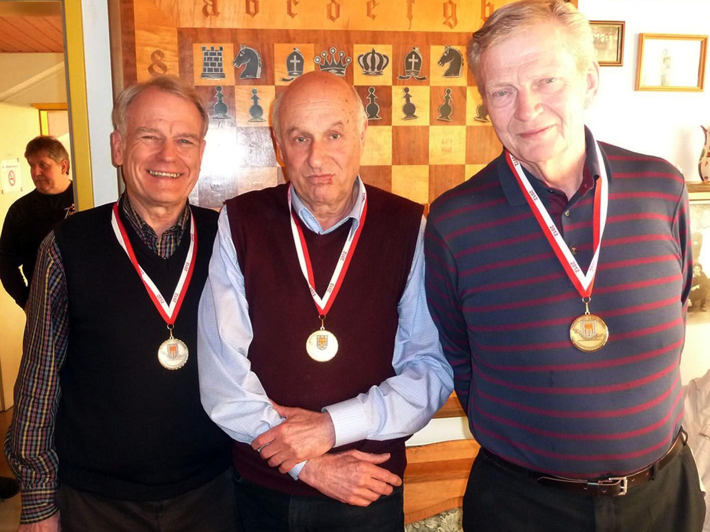 Walter Büchele (Mitte) gewann die Schach-LM vor Günter Dellanoi und Dr. Helmuth Koch (r.).