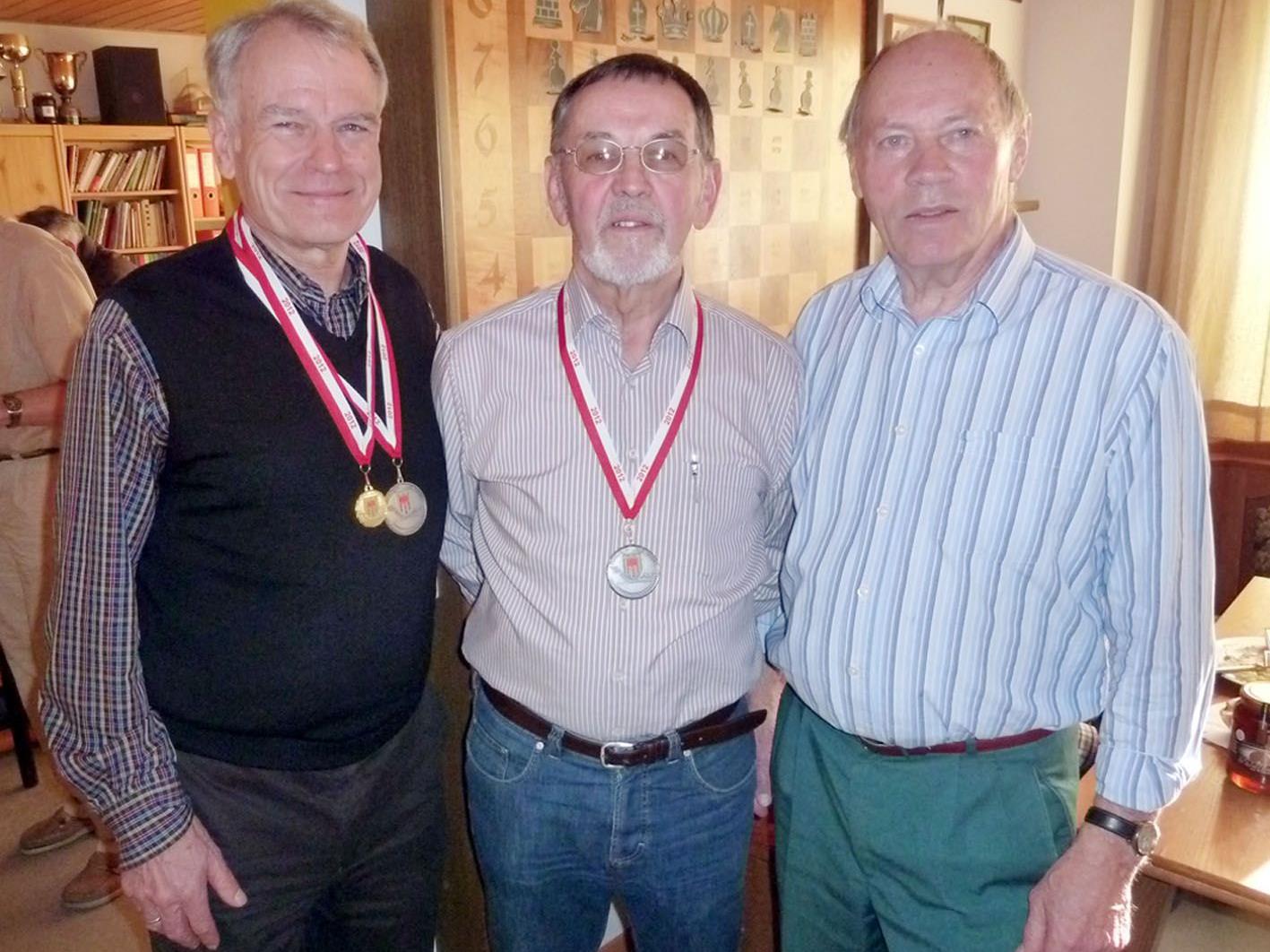 Günter Dellanoi, Albert Hämmerle und Isidor Riedl vom SK Höchst belegten Platz 2 in der Teamwertung.