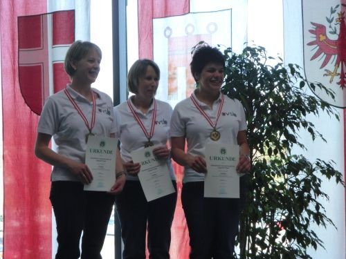 Die erfolgreiche Damenmannschaft v.l.n.r. Metzler Waltraud, Fetz Hildegard, Rüscher Katja Die erfolgreiche Damenmannschaft v.l.n.r. Metzler Waltraud, Fetz Hildegard, Rüscher Katja
