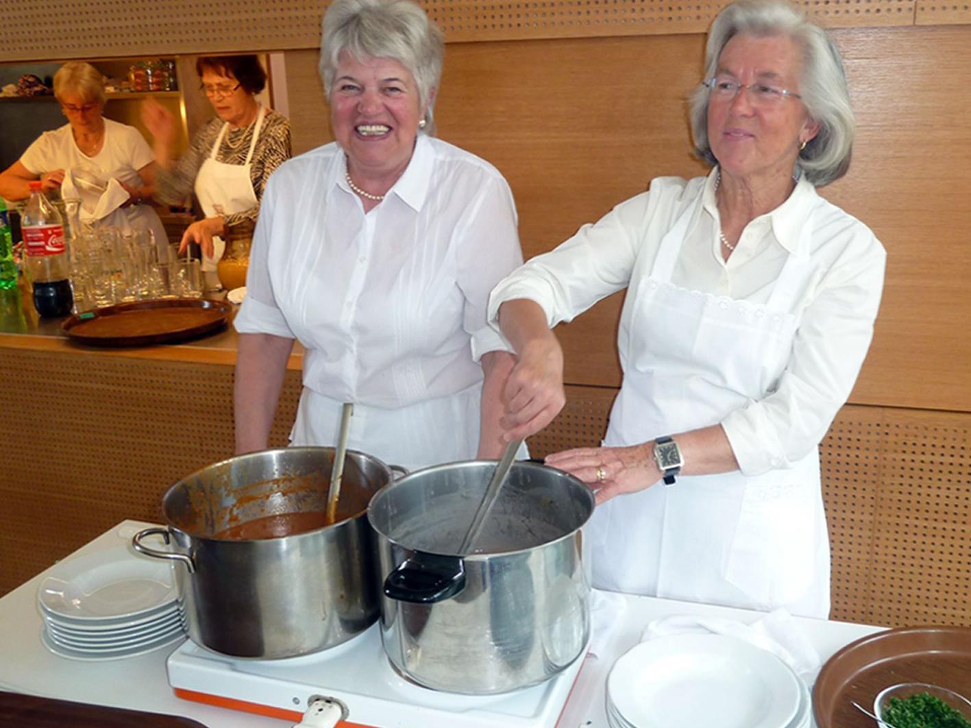 Hochbetrieb beim Suppentag des Missionskreises im Pfarrheim St. Karl.