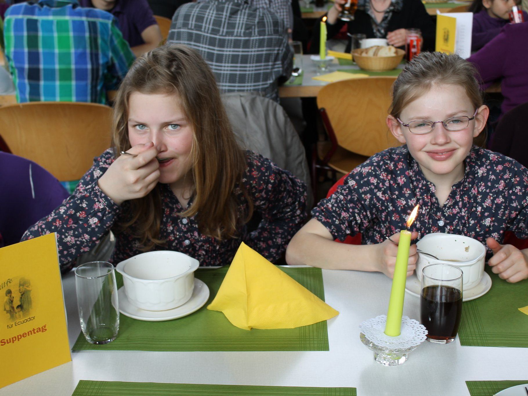 Suppen für einen guten Zweck konsumierten Jung und Alt Suppen für einen guten Zweck konsumierten Jung und Alt