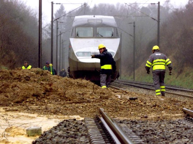 Der in den Unfall verwickelte Zug konnte die Fahrt nicht fortsetzen Der in den Unfall verwickelte Zug konnte die Fahrt nicht fortsetzen