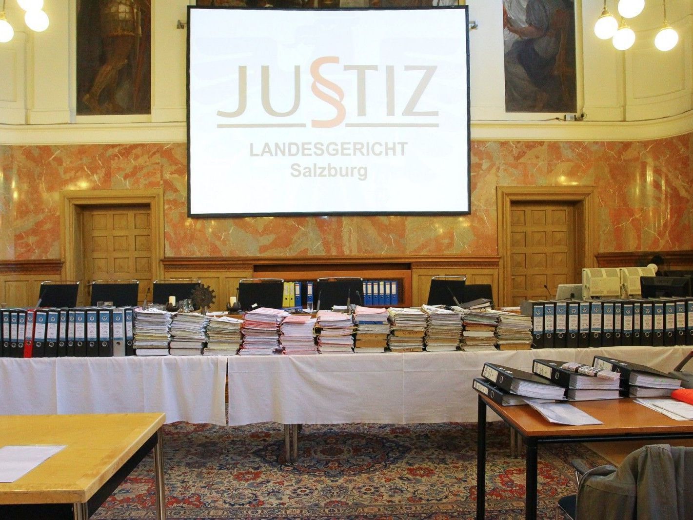 Mehrere der Angeklaten bestreiten die Vorwürfe. Mehrere der Angeklaten bestreiten die Vorwürfe.