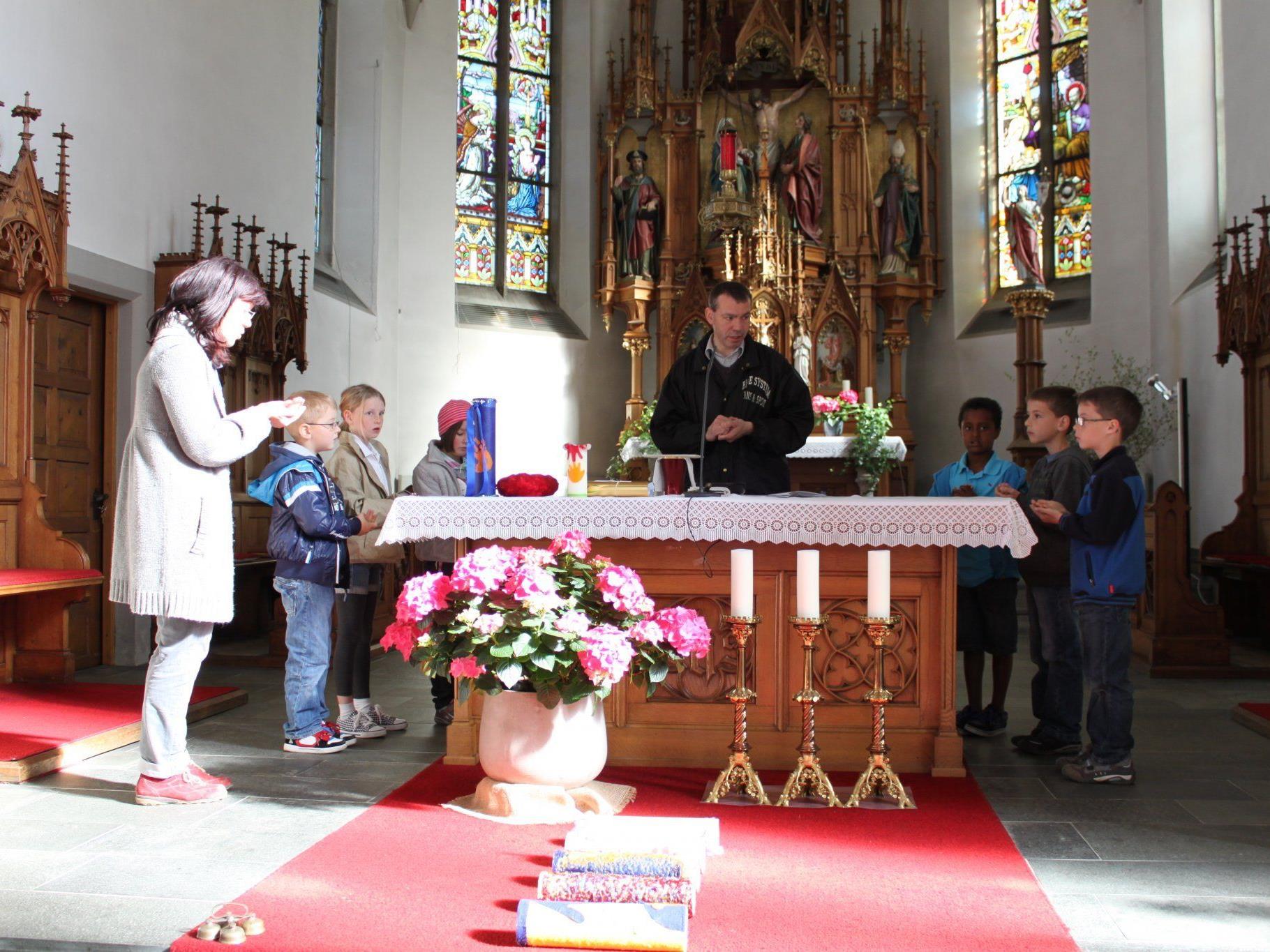 Generalprobe für die sechs Erstkommunikanten in der Pfarrkirche.