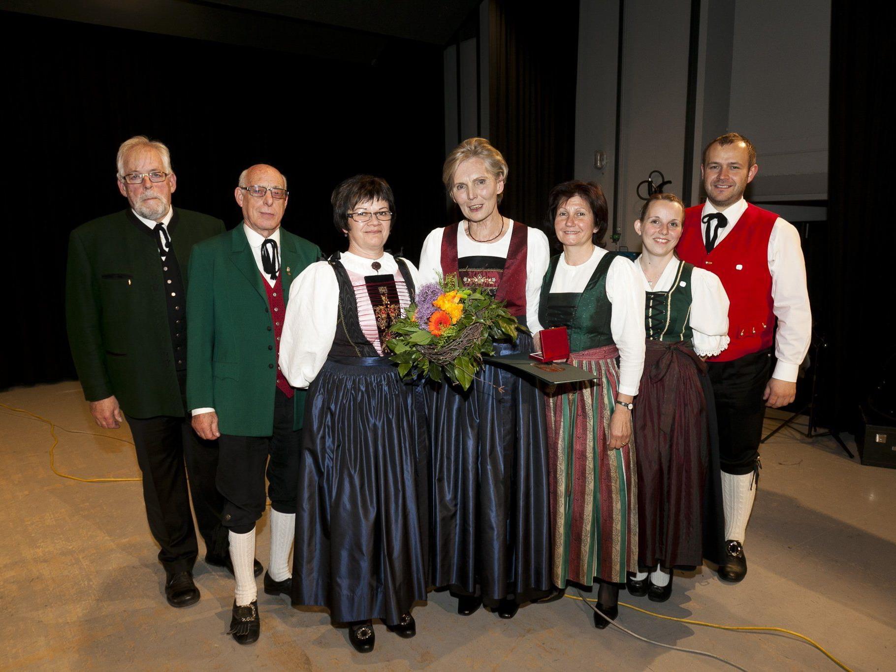 Landestrachtenreferentin Martina Mätzler erhielt die Goldene Ehrenmedaille, der Vorstand ) gratulierte.