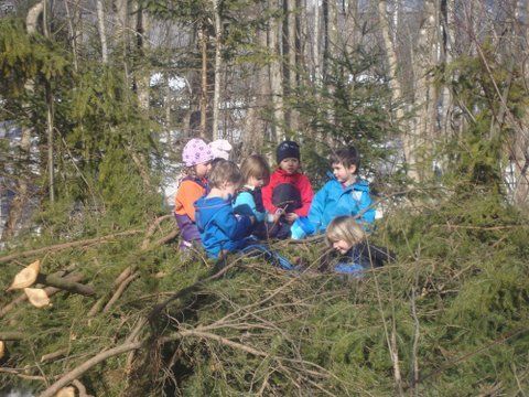 Die Kinder der „Au-Graga“ entdecken die Natur in ihrem Kreislauf mit allen Sinnen. Die Kinder der „Au-Graga“ entdecken die Natur in ihrem Kreislauf mit allen Sinnen.