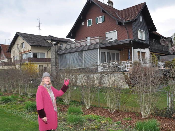 Anrainerin Gerlinde Fröhlich vor dem alten Haus, an dessen Stelle acht Wohnungen entstehen sollen.