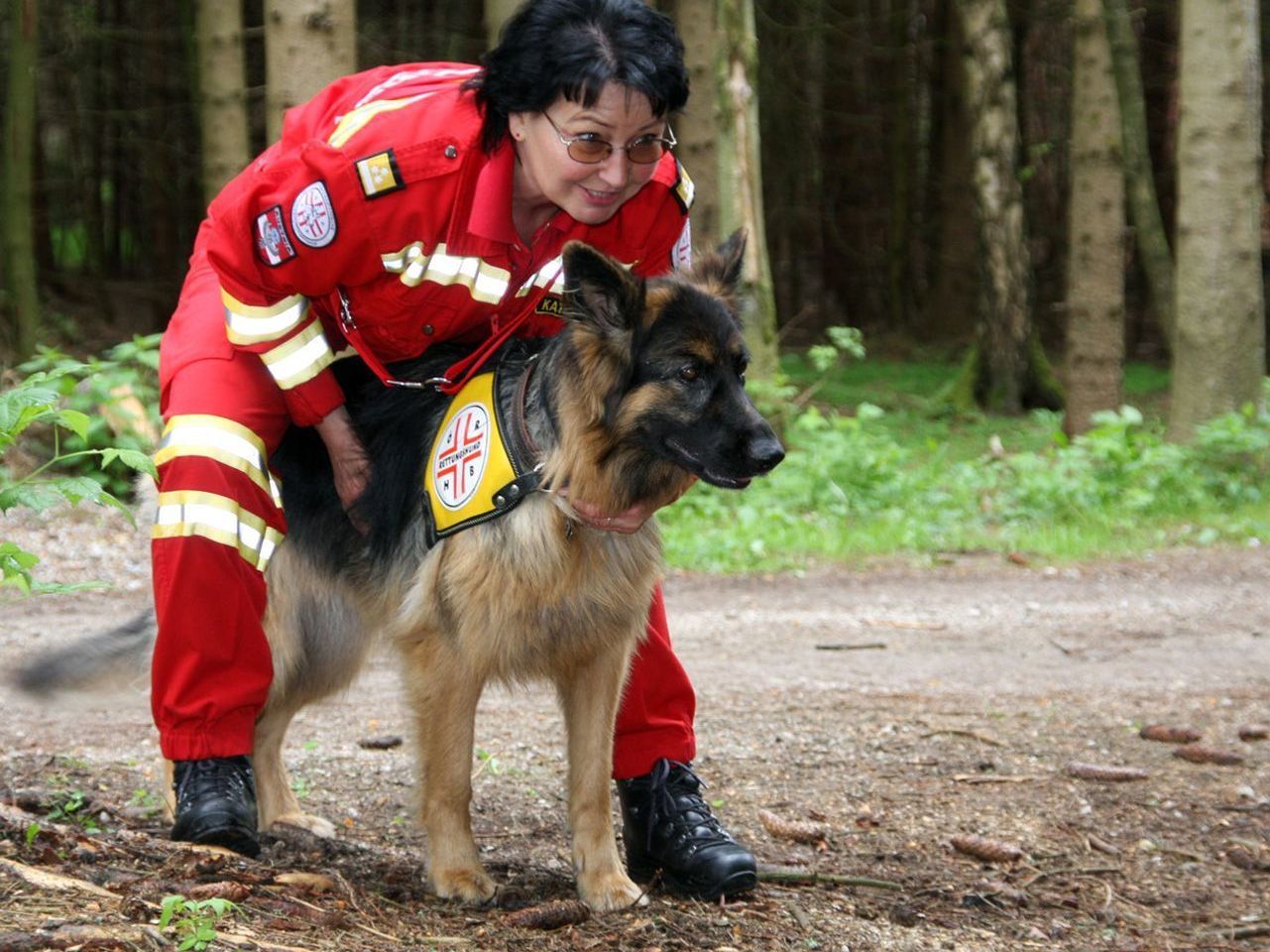 Die Österreichische Rettungshundebrigade bildet Hundeteams speziell zur Vermissten- und Verschüttetensuche. Die Österreichische Rettungshundebrigade bildet Hundeteams speziell zur Vermissten- und Verschüttetensuche.