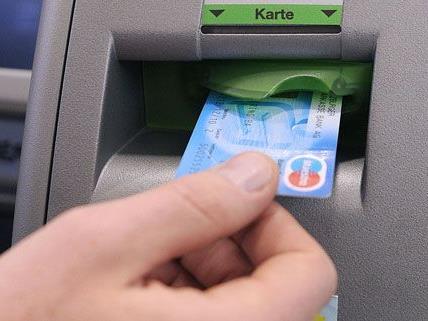 Bei den vier Taschendieben, die in Baden verhaftet wurden, konnten gestohlene Bankomatkarten sichergestellt werden.