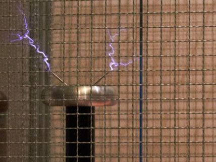 Der Tesla-Transformator im Technischen Museum Wien produziert "singende Blitze." Der Tesla-Transformator im Technischen Museum Wien produziert "singende Blitze."