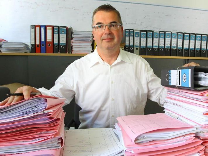 Orientierung in den Aktenbergen: Staatsanwalt Manfred Bolter ist für Salzburg gerüstet. Orientierung in den Aktenbergen: Staatsanwalt Manfred Bolter ist für Salzburg gerüstet.