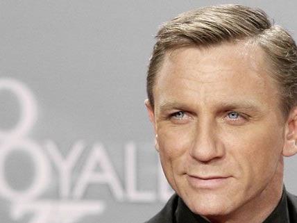 Die Queen persönlich hat bei James Bond-Darsteller Daniel Craig angefragt, ob er bei der Eröffnung der Olympischen Spiele dabei sein mag. Die Queen persönlich hat bei James Bond-Darsteller Daniel Craig angefragt, ob er bei der Eröffnung der Olympischen Spiele dabei sein mag.