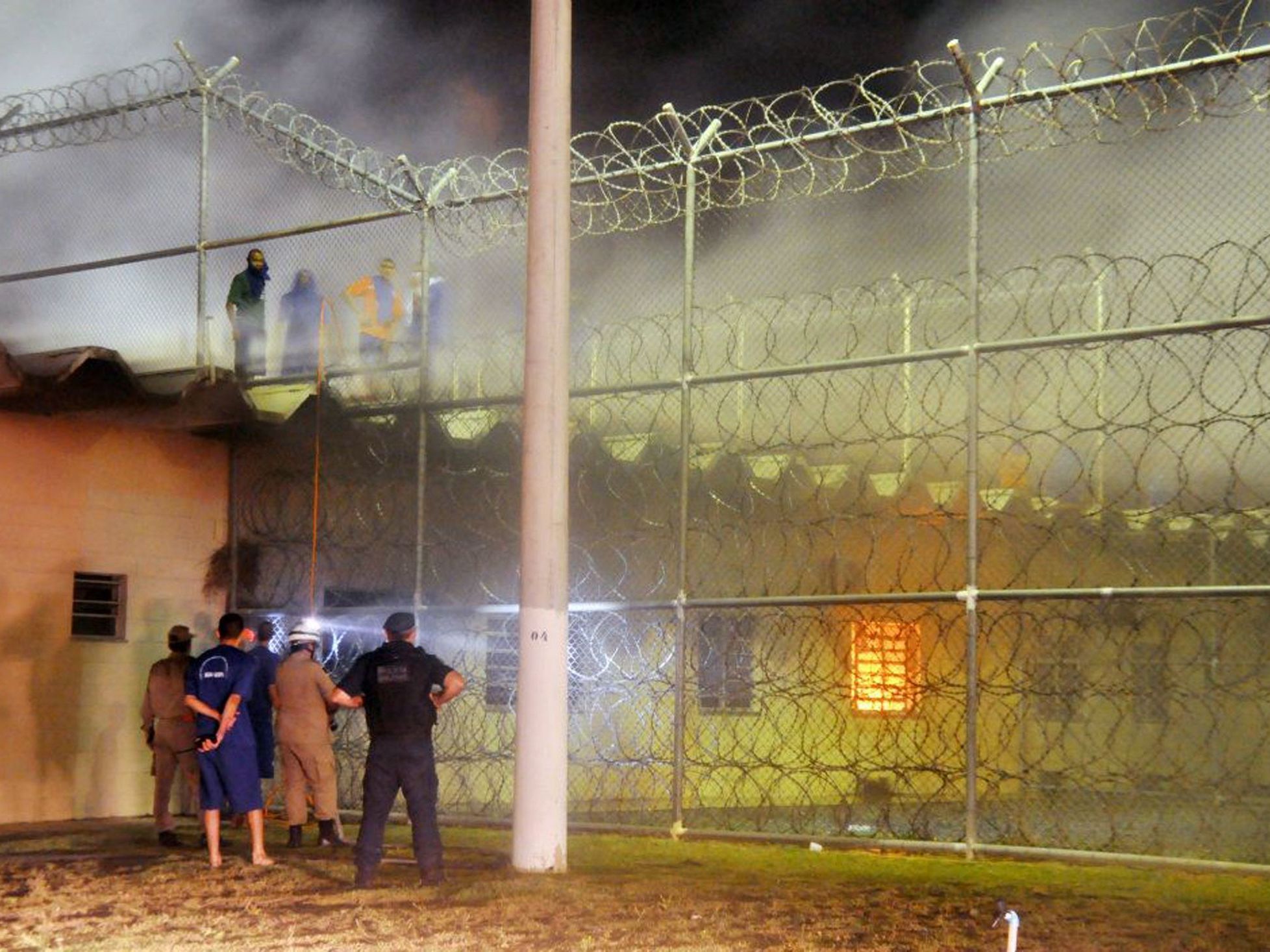 Mehr als 400 Häftlinge haben in einem brasilianischen Gefängnis revoltiert und 131 Geiseln genommen. Mehr als 400 Häftlinge haben in einem brasilianischen Gefängnis revoltiert und 131 Geiseln genommen.