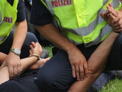 Der Randalierer wurde kurze Zeit später festgenommen. Der Randalierer wurde kurze Zeit später festgenommen.