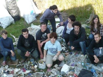 Jugendliche der WWF-Jugendgruppe sammelten am Samstag Müll am Donauufer.