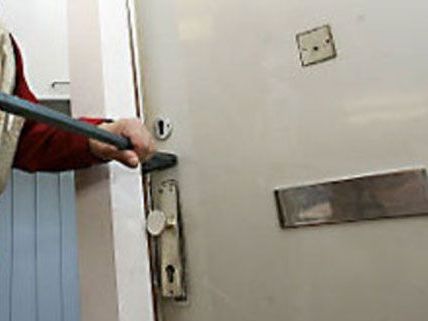 Mitten am Tag versuchten zwei Einbrecher, eine Wohnung aufzubrechen. Mitten am Tag versuchten zwei Einbrecher, eine Wohnung aufzubrechen.