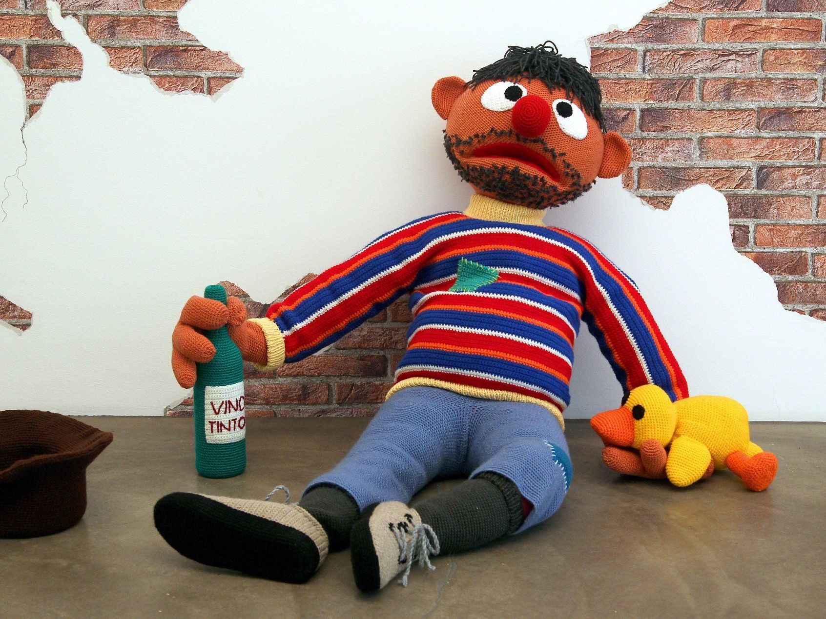 Ein Teil der "Broken Heroes": Ernie als Penner. Ein Teil der "Broken Heroes": Ernie als Penner.