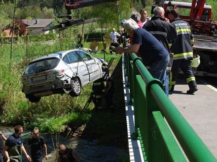 Der Wagen musste mittels Kran aus dem Bach gehoben werden.