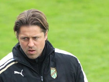 Trainer Helgi Kolvidsson Trainer Helgi Kolvidsson