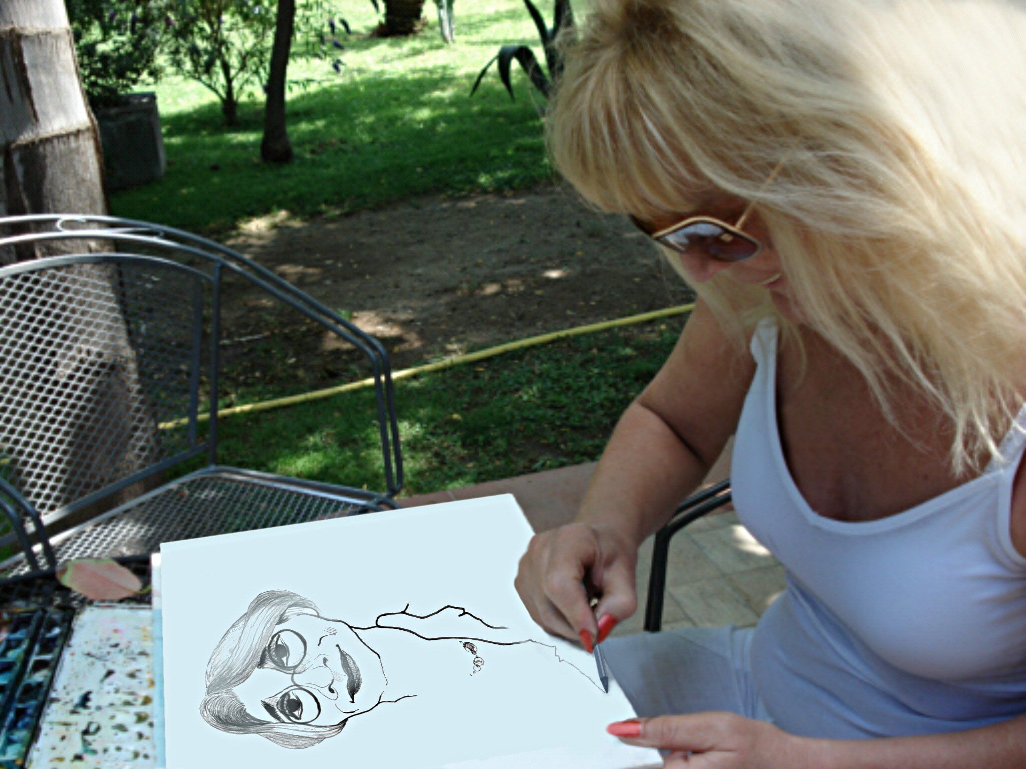 Hildegard Unterweger beim Karikaturzeichnen Hildegard Unterweger beim Karikaturzeichnen
