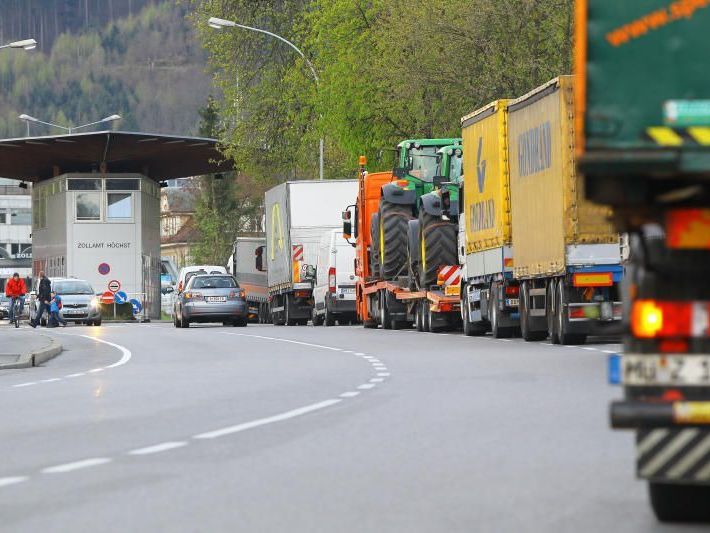 Zollamt Höchst in der Früh an einem Werktag: Die Schwerfahrzeuge stecken im Stau. Zollamt Höchst in der Früh an einem Werktag: Die Schwerfahrzeuge stecken im Stau.