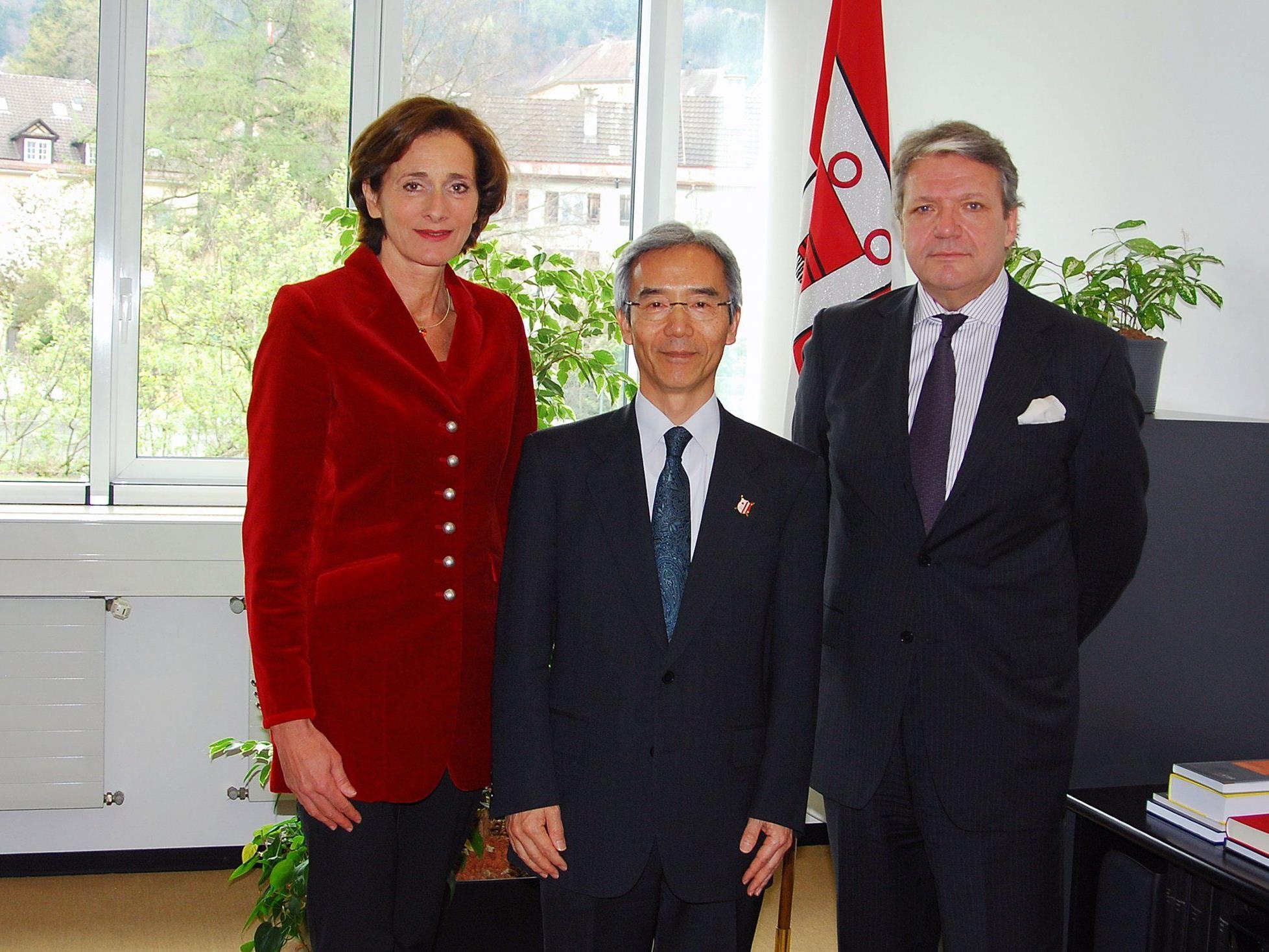 Japans Botschafter Shigeo Iwatani traf sich mit Landtagspräsidentin Bernadette Mennel zu einem Informationsgespräch (im Bild v.l.: LTP Bernadette Mennel, Botschafter Shigeo Iwatani und Honorarkonsul Leo Peter Exner).