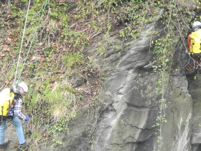 Akribisch säubern Kletterer in der Kapfschlucht die meist überhängenden Felswände über dem Weg.