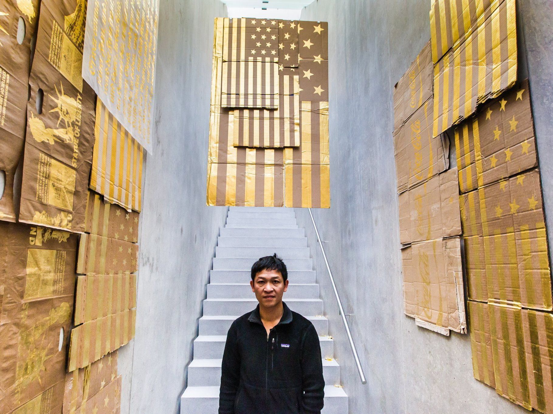 Werke mit Blattgold drehen sich um Kolonialisierung, Identität, Religion und Konsum. Werke mit Blattgold drehen sich um Kolonialisierung, Identität, Religion und Konsum.