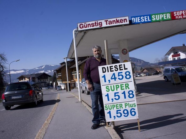 Edwin Kobras muss die Zapfsäulen bald abdrehen, wenn sich seine Konkurrenz weiterhin nicht an die Gesetze halten muss. Edwin Kobras muss die Zapfsäulen bald abdrehen, wenn sich seine Konkurrenz weiterhin nicht an die Gesetze halten muss.